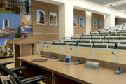 Преподавательский стол в лекционной.